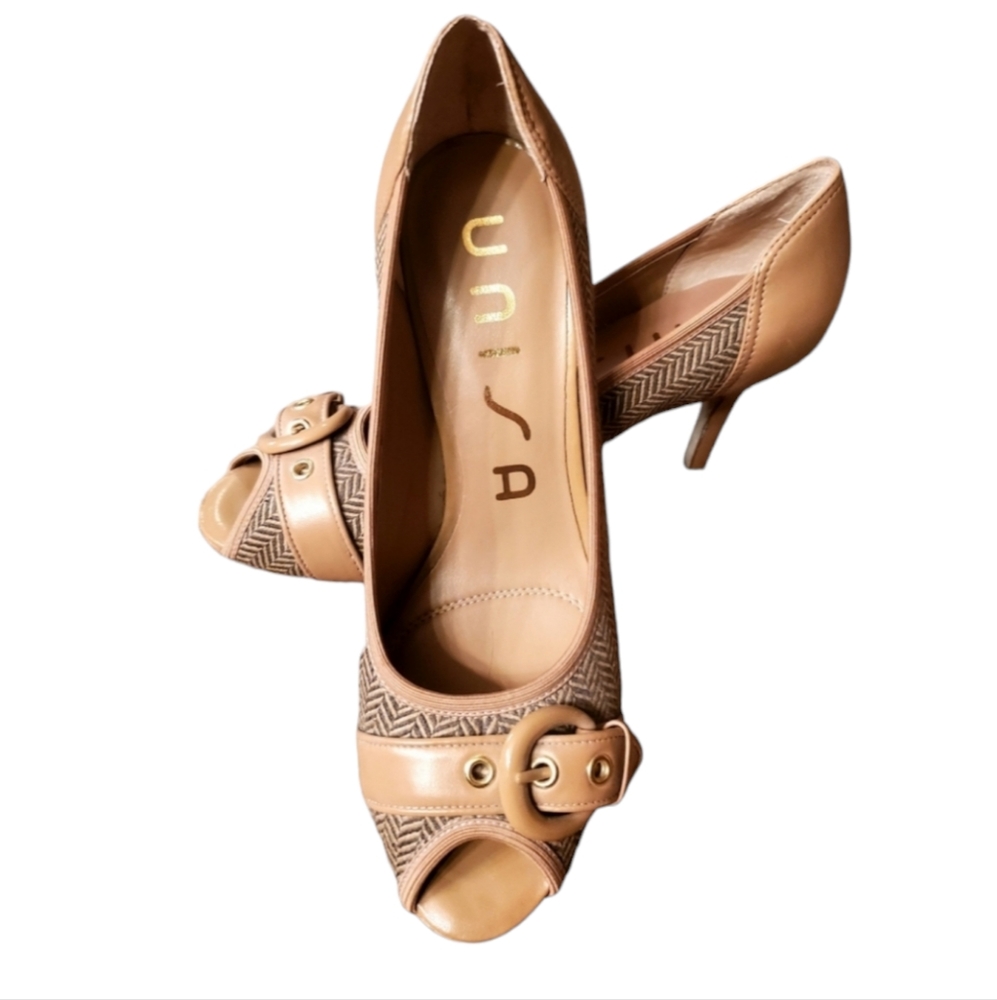 UNISA TAN/TWEED PEEP TOE HEELS WITH BUCKLE 8.5 M